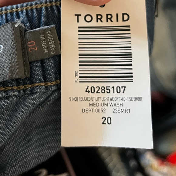 Torrid Medium Wash Jean Shorts Relaxed Fit - Picture 3 of 4
